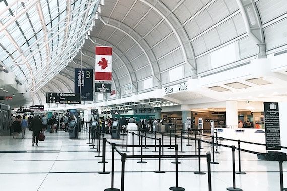 La section de l'aéroport de Toronto où les voyageurs enregistrent leurs bagages.