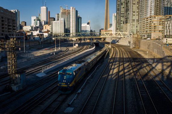 Un train quittant une gare à Toronto