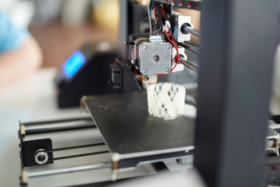 Imprimante 3D qui crée un tube.