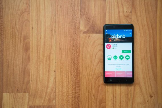 L'application de Airbnb est ouverte sur un téléphone cellulaire