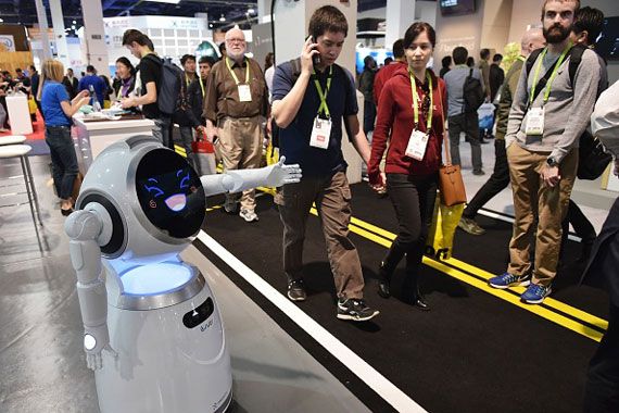 Un robot salue des passants au Consumer Electronics Show de 2018.