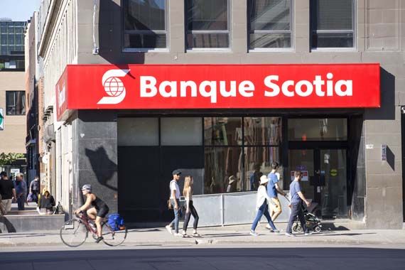 La devanture d'une succursale de Banque Scotia