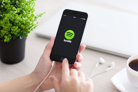 L'application de Spotify est ouverte sur un iPhone.