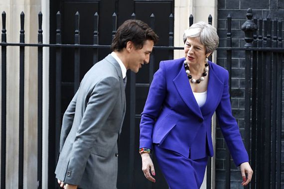 Justin Trudeau marchant avec Theresa May