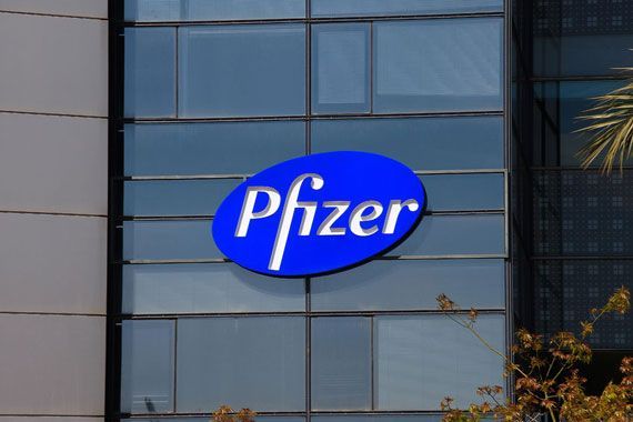 Le logo de Pfizer sur un immeuble
