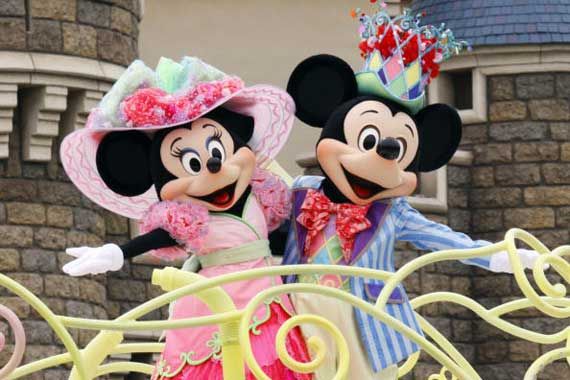 Mickey et Minnie dans un parc d'attraction de Disney.