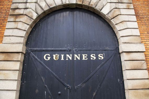 Les portes d'une distillerie de Guiness avec un logo