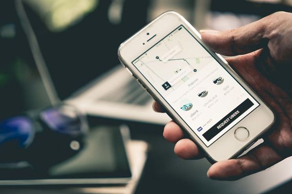 L'application de Uber ouverte sur un téléphone cellulaire