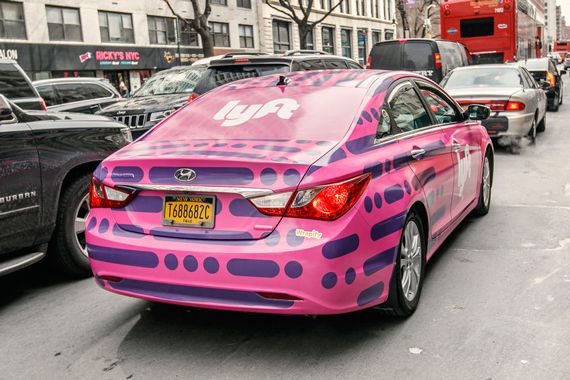 Une automobile peinte en rose, aux couleurs de Lyft