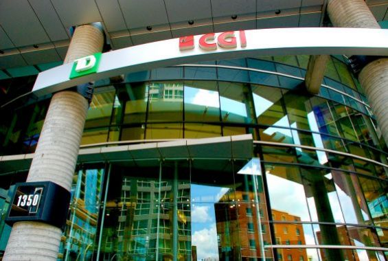 Le logo de CGI devant le siège social de la société à Montréal.
