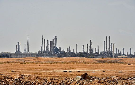 Des installations pétrolières dans un désert