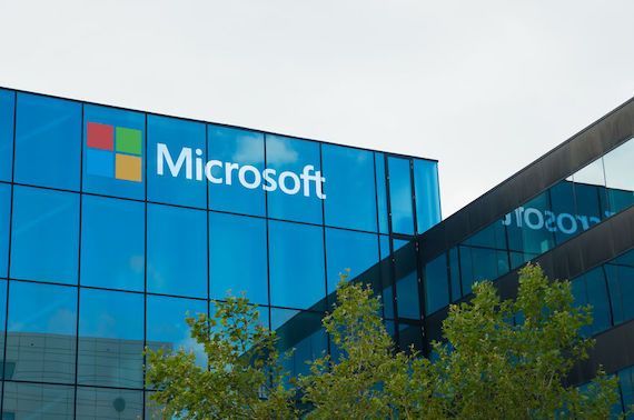 Le logo de Microsoft sur un bâtiment à Amsterdam