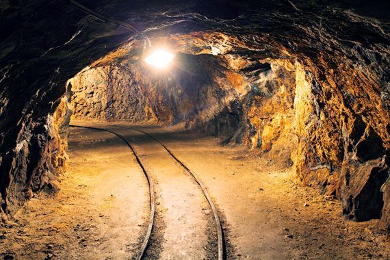 Vue intérieure d'une mine d'or souterraine.