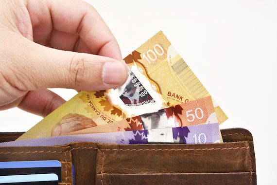 Des billets de banque canadien dans un porte-feuille