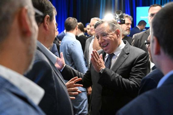 François Legault removes English from the CAQ website