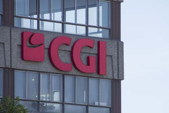 Le logo de CGI sur un bâtiment