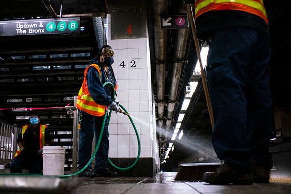 Des gens nettoient le métro de New York