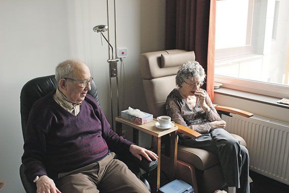 Couple de personnes âgées assis
