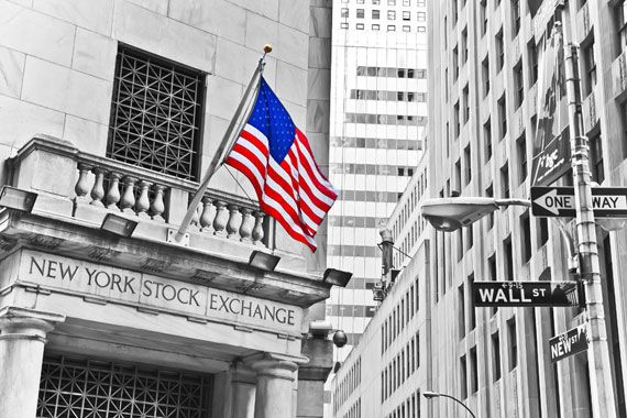 Une vue extérieure de Wall Street, à New York.