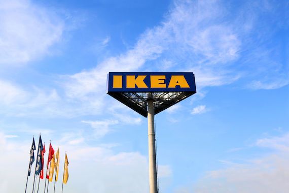 Une pancarte devant un Ikea