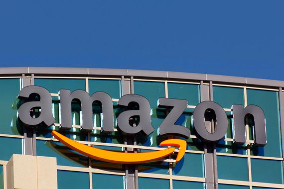 Le logo d'Amazon sur un bâtiment
