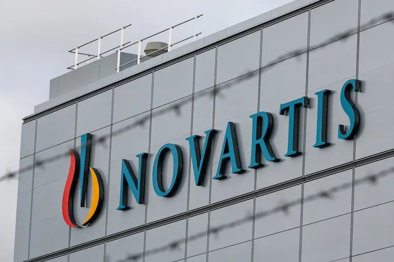 Novartis relève ses prévisions pour 2025 malgré la concurrence de  génériques et droits de douane - Les Affaires