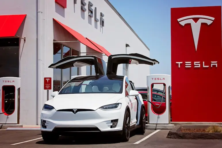 Tesla: bénéfice net en chute de 61% au 4T