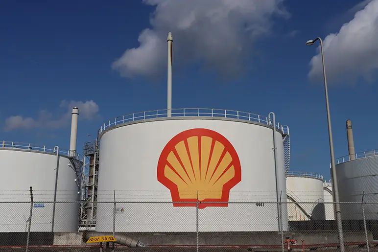 Shell: bénéfice annuel en hausse malgré la baisse des prix du pétrole
