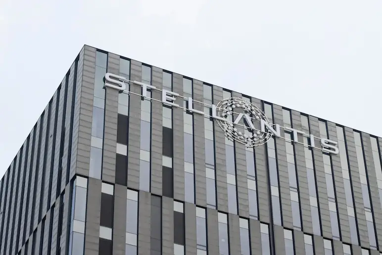 L’action de Stellantis subit sa pire chute après l’annonce de charges colossales
