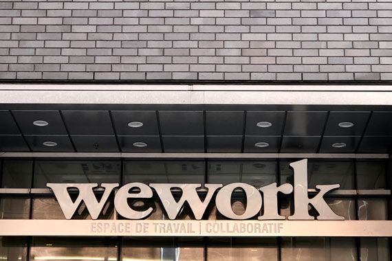 Le logo d'un bureau WeWork à Montréal.