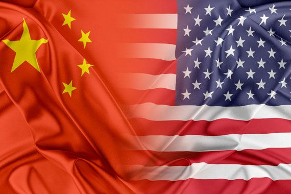 Les drapeaux américain et chinois qui se mélangent.