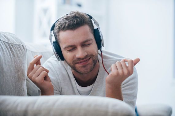 Un homme écoute de la musique