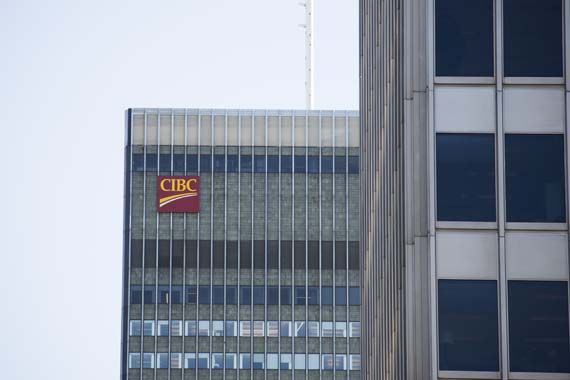 Le logo de la CIBC sur un gratte-ciel