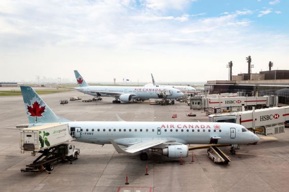 Des avions d'Air Canada dans un aéroport 
