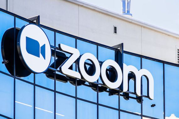 Le logo de Zoom sur un bâtiment