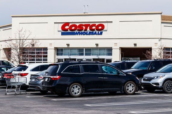 Un gros bâtiment de Costco devant lequel des automobiles sont stationnées.