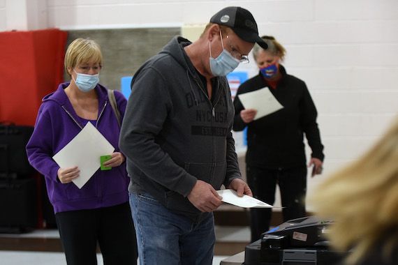 Des électeurs de l'État américain de Georgie font la file pour déposer leur bulletin de vote.