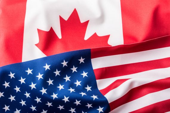 Des drapeaux du Canada et des États-Unis.