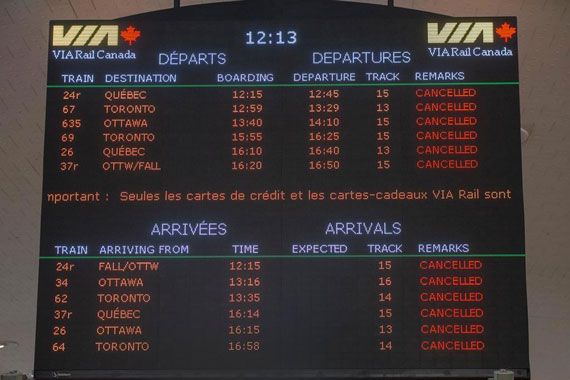 Un panneau d'affichage de départs de trains de VIA Rail.