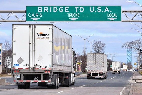 Des camions se dirigent vers la frontière avec les États-Unis.