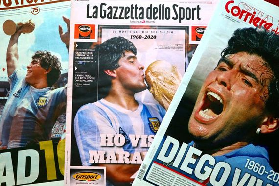 Des unes de journaux au lendemain du décès de Diego Maradona.