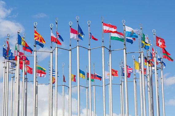 Les drapeaux des pays membres de l'Union européenne.