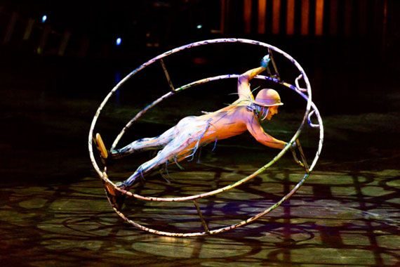 Un artiste de cirque dans un cerceau