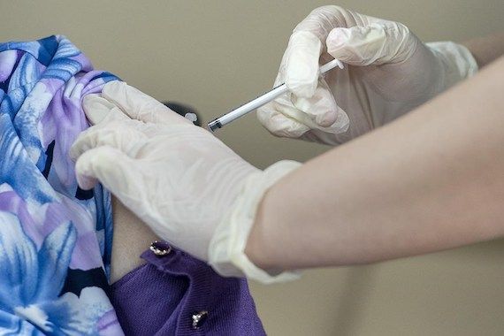 Une personne se fait vacciner pour la COVID-19
