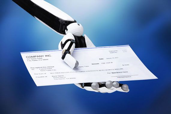 Une main robotisée tendant un chèque d'assurance.
