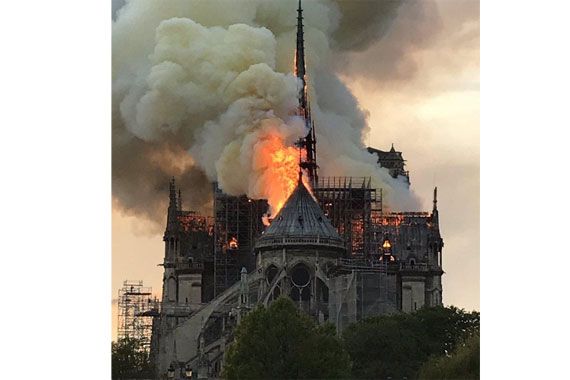 La cathédrale Notre-Dame de Paris en flammes. (Photo tirée de Twitter)