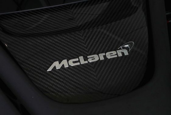 Le logo de McLaren dans une auto