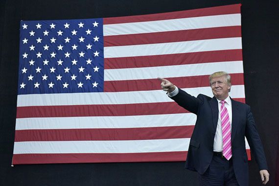 Le président américain, Donald Trump, devant un immense drapeau des États-Unis.