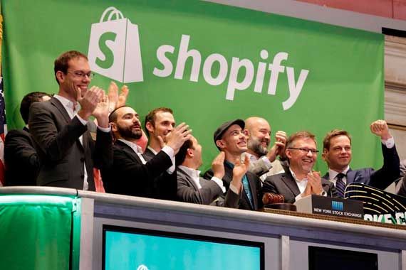 Des employés de Shopify lors de l'entrée en Bourse de l'entreprise.