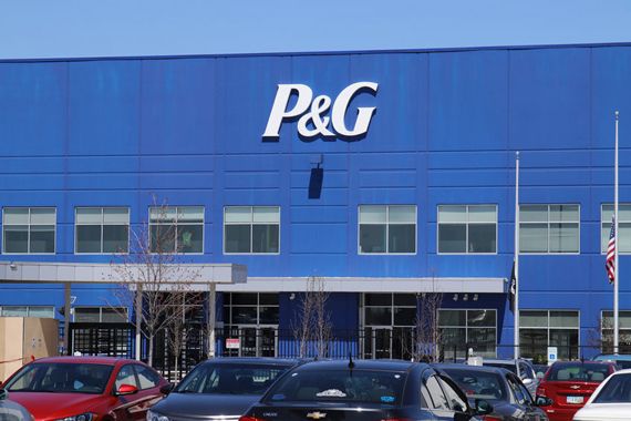 Un bâtiment sur lequel on voit le logo de P&G.